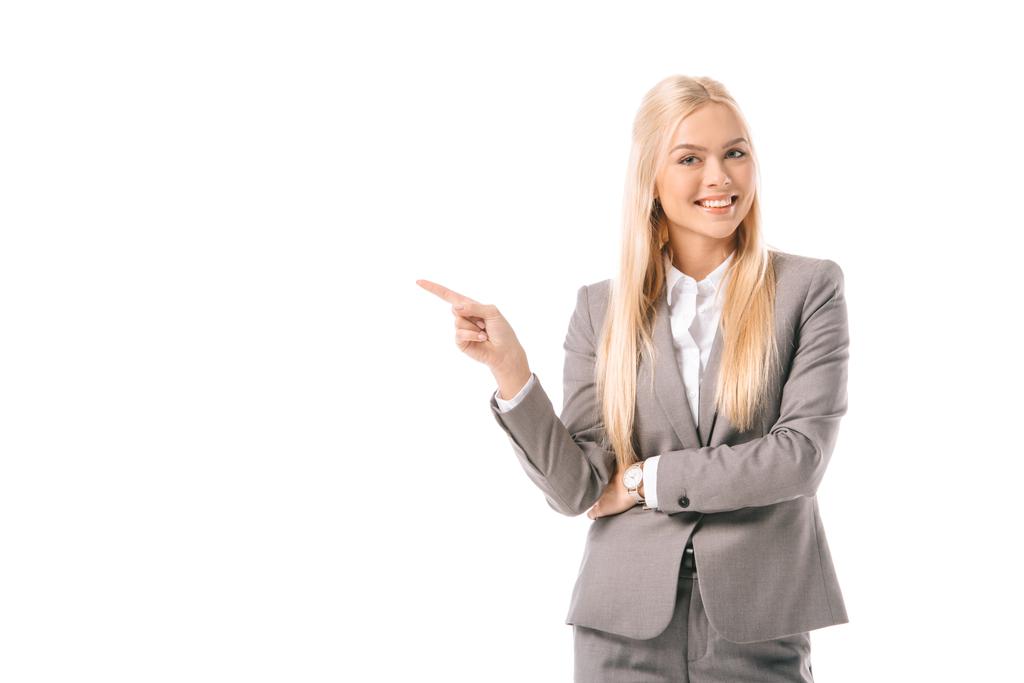 atractiva mujer de negocios rubia sonriendo y mostrando algo aislado en blanco
  - Foto, imagen