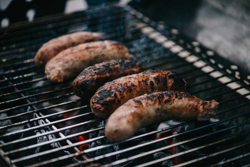 Barbekü ızgara üzerinde ızgara lezzetli kahverengi et sosis - Fotoğraf, Görsel