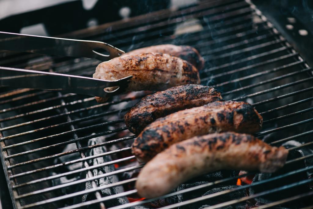 ızgara lezzetli et sosis ve cımbız Barbekü ızgara üzerinde - Fotoğraf, Görsel