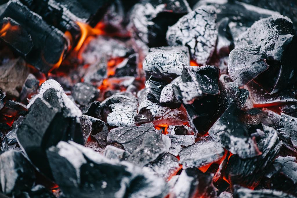 seçici odak, beyaz kül içinde yanan kömürü - Fotoğraf, Görsel