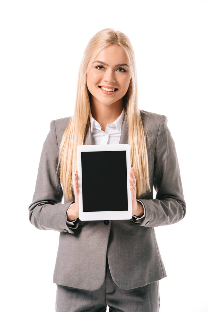 mujer de negocios sonriente sosteniendo tableta digital con pantalla en blanco aislado en blanco
 - Foto, Imagen
