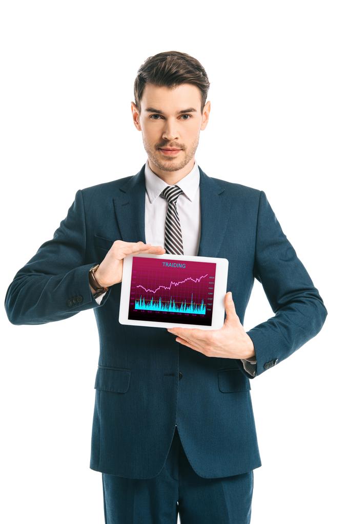 uitvoerend zakenman tonen digitale tablet met trading grafiek, geïsoleerd op wit  - Foto, afbeelding