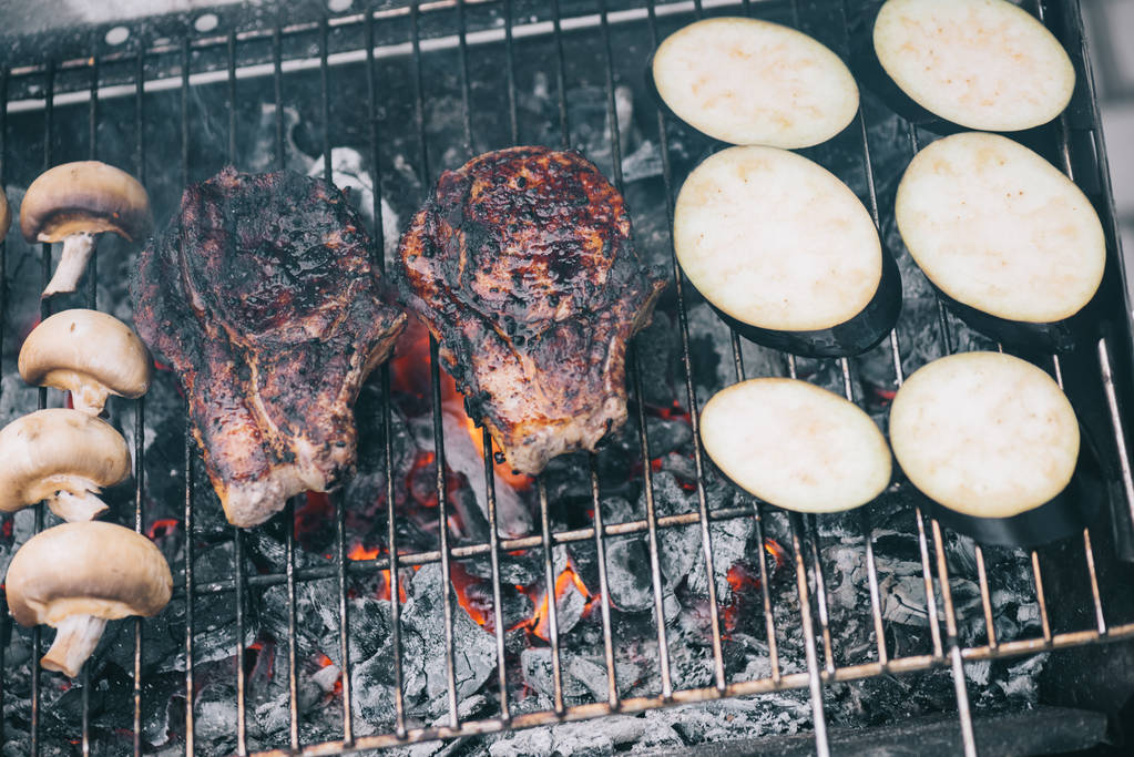 mantar ile sıcak kömürlerin üzerinde ızgara ve patlıcan dilimlenmiş sulu lezzetli biftek - Fotoğraf, Görsel