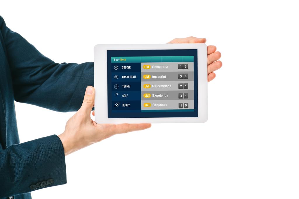 bijgesneden weergave van zakenman weergegeven: digitale tablet met sport app, geïsoleerd op wit  - Foto, afbeelding