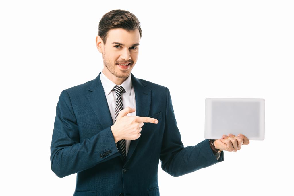 улыбающийся бизнесмен указывая на цифровой планшет с пустым экраном изолированы на белом
 - Фото, изображение