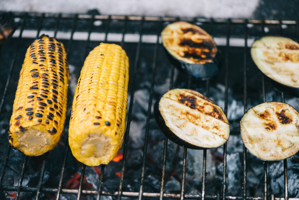 foyer sélectif de maïs jaune avec croûte et tranches d'aubergine grillades sur grille de barbecue
 - Photo, image