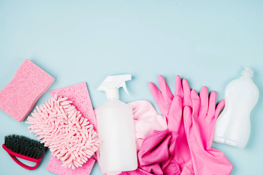 Wasmiddelen en reinigingsaccessoires in roze kleur. Schoonmaakservice concept. Platte lay, Bovenaanzicht. - Foto, afbeelding