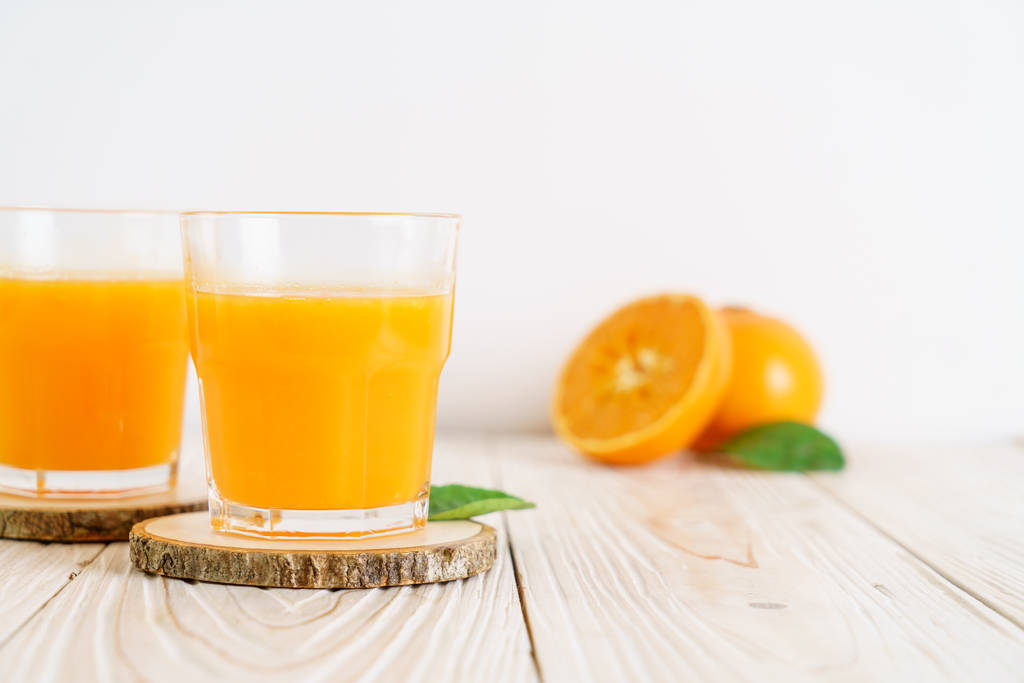 Jugo de naranja fresco sobre fondo de madera - bebida saludable
 - Foto, Imagen