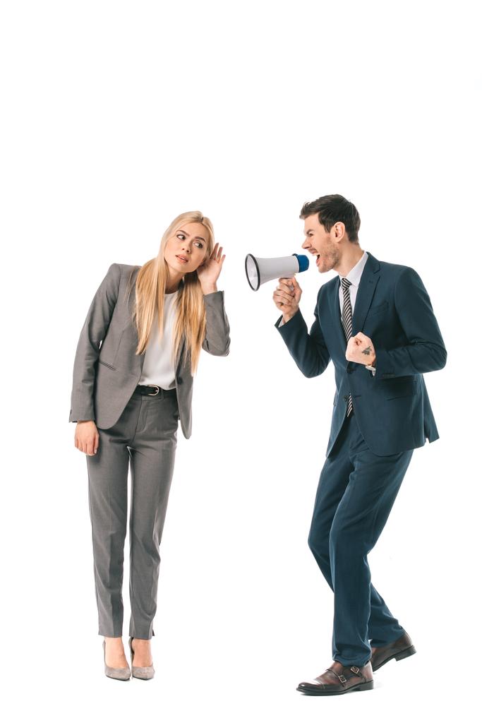 hombre de negocios gritando en megáfono a empleada aislada en blanco
 - Foto, Imagen