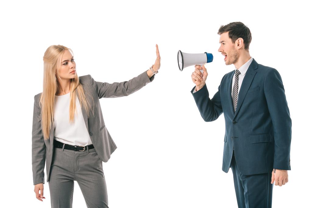 biznesmen krzyczeć do megafon o bizneswoman, która pokazuje gest stop na białym tle na biały, pojęcie równości płci - Zdjęcie, obraz