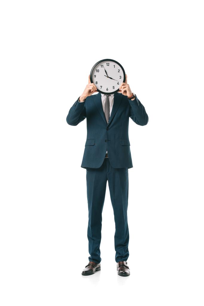 Geschäftsmann in offizieller Kleidung hält Uhr vor das Gesicht, isoliert auf weiß - Foto, Bild