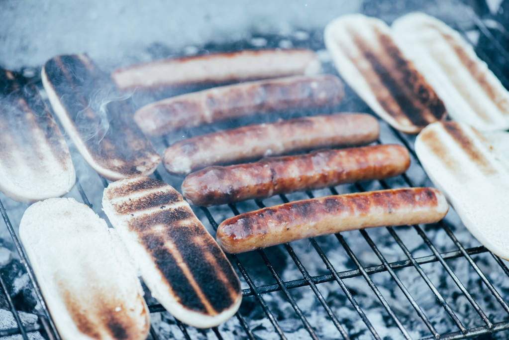 deliziosi hot dog grigliate con fumo sulla griglia grado
  - Foto, immagini
