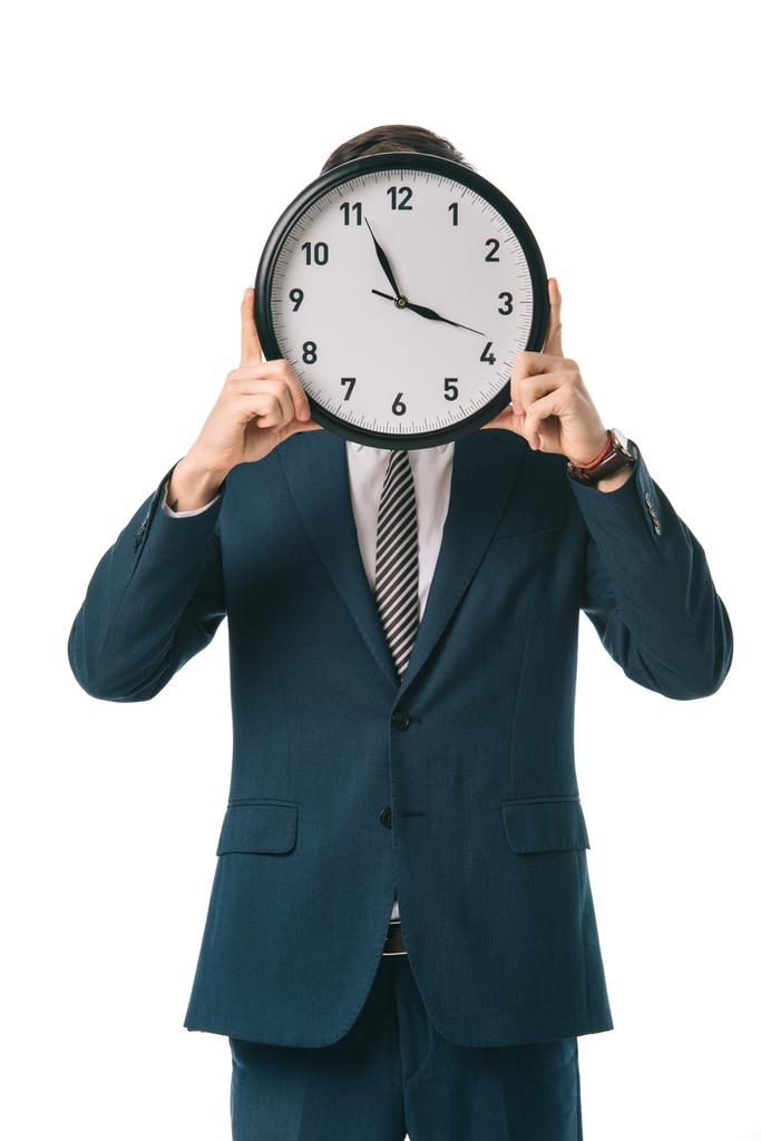 Geschäftsmann hält Uhr vor Gesicht, isoliert auf weiß - Foto, Bild