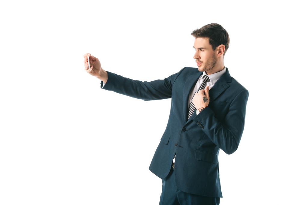 przystojny biznesmen biorąc selfie na smartphone na białym tle - Zdjęcie, obraz