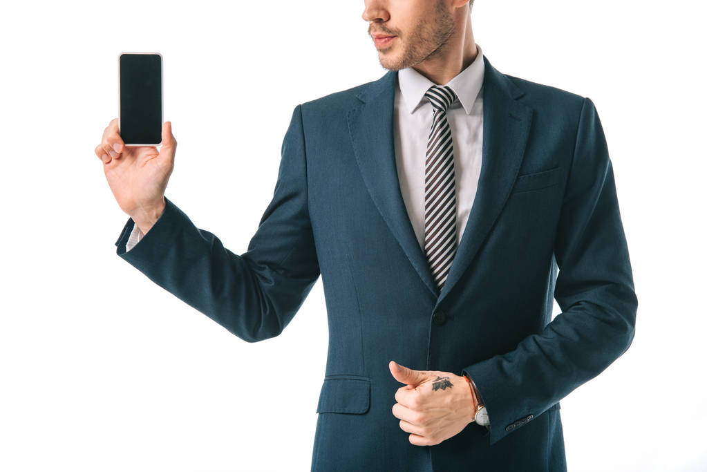 oříznutý pohled podnikatel ukazující smartphone s prázdnou obrazovkou, izolované na bílém - Fotografie, Obrázek