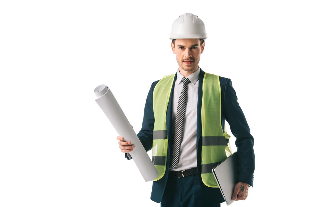 bonito arquiteto masculino em capacete e colete de segurança segurando planta e laptop, isolado em branco
 - Foto, Imagem