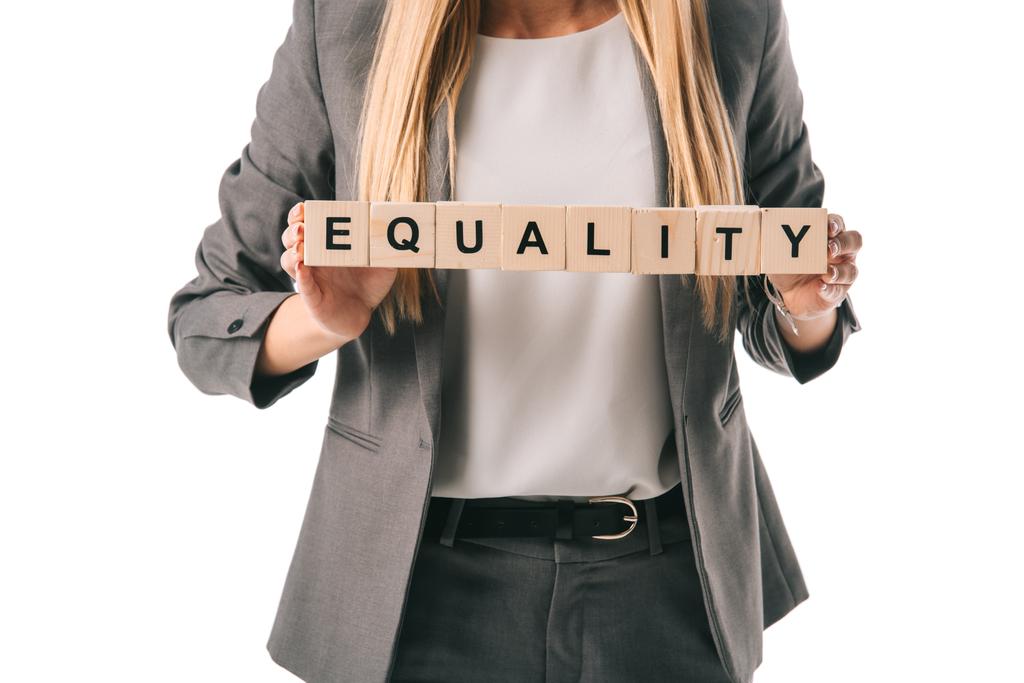 vue recadrée de femme d'affaires tenant des cubes alphabétiques avec mot d'égalité, isolé sur blanc
 - Photo, image