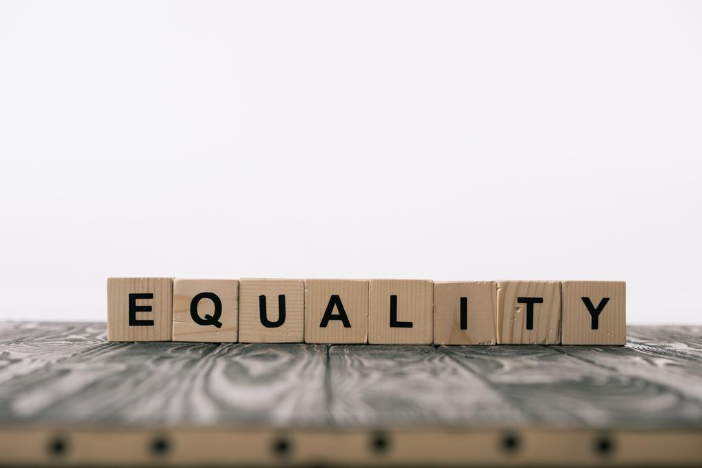 Gleichheitswort aus Buchstabenblöcken auf Holztisch auf weiß - Foto, Bild