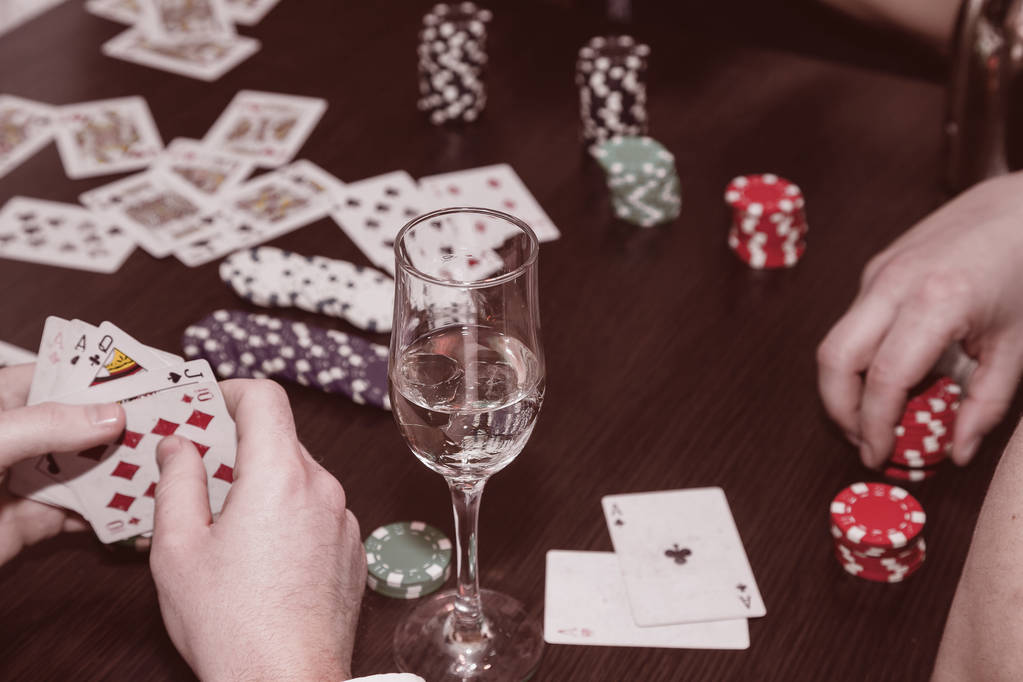 地下カジノのゲーム。賭け金とチップをクローズ アップ - 写真・画像
