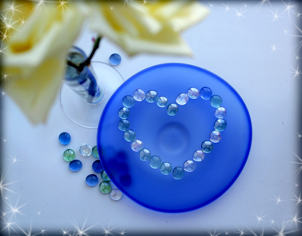 Dos rosas blancas con un corazón de cuentas de vidrio en la placa de vidrio azul
 - Foto, imagen