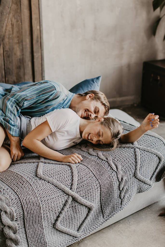 Красива пара в любові сміється і цілується на ліжку
 - Фото, зображення