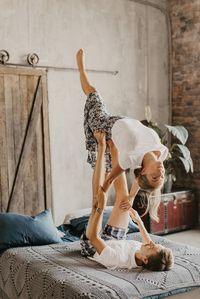 schönes liebevolles Paar beim Yoga - Foto, Bild