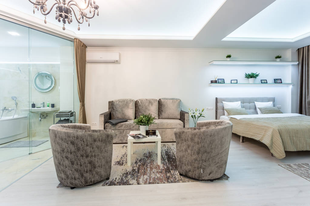 minsk, weißrussland - januar 2019: luxure hall interior loft flat apartments  - Foto, Bild