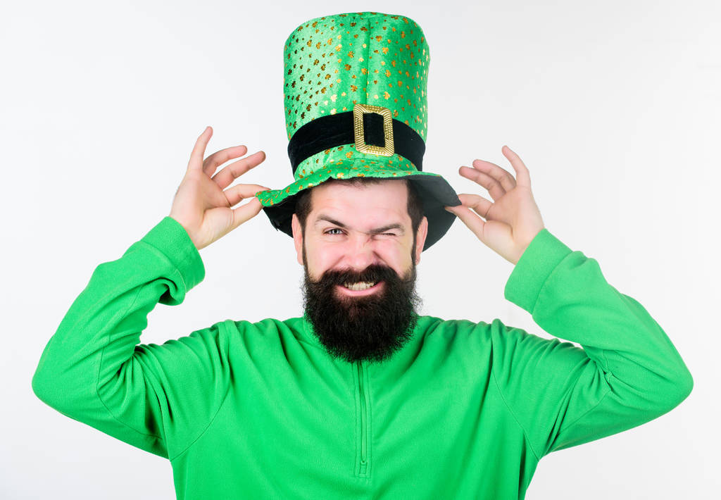お祝いの緑色の部分。レプラコーンの神話。幸せなパトリックの日。男はひげを生やしたヒップスターの緑の服を着用、帽子パトリックデー。アイルランドの文化の世界的な祭典。聖パトリックの日の休日 - 写真・画像