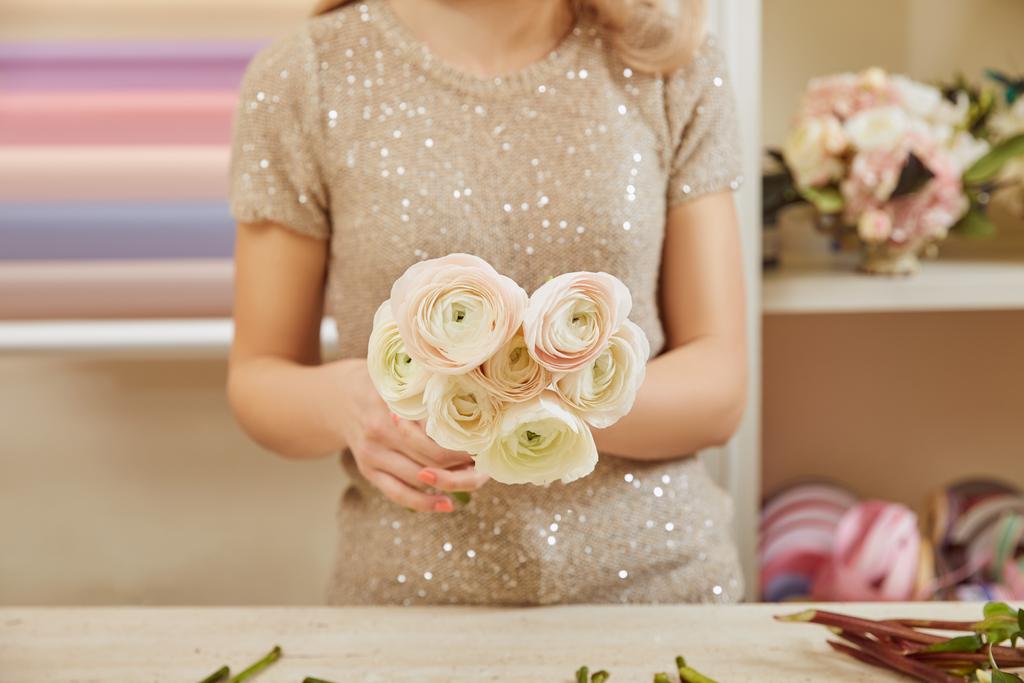 Beyaz peonies buket yapma çiçekçi görünümünü kırpılmış - Fotoğraf, Görsel