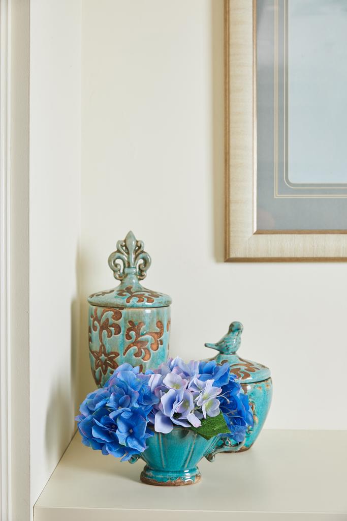  cadre photo et ensemble turquoise avec des fleurs à la surface
  - Photo, image
