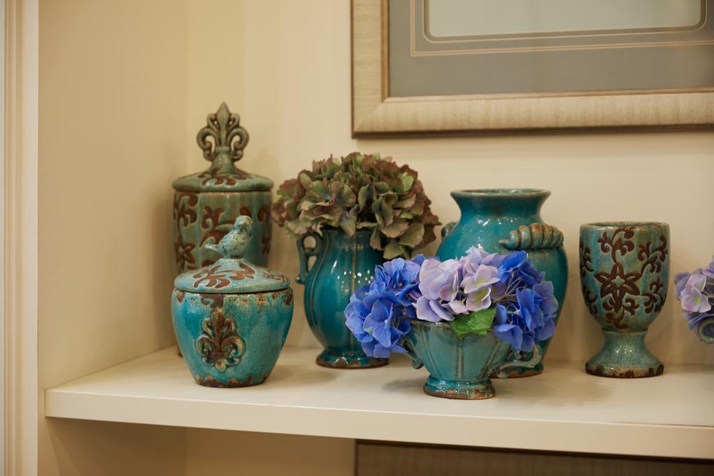  turkusowy zestaw z niebieskie kwiaty na powierzchni  - Zdjęcie, obraz