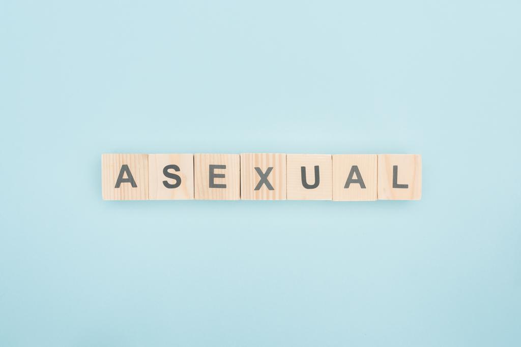 вид зверху асексуальне написання з дерев'яних кубиків на синьому фоні
 - Фото, зображення