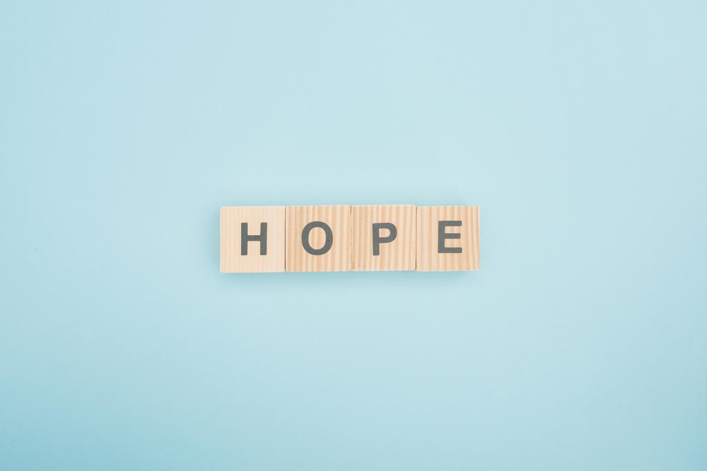 felülnézet remény betűkkel készült fa kockák a kék háttér  - Fotó, kép