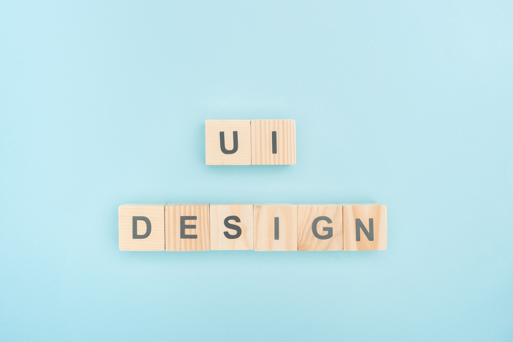 トップ ビュー ui の青の背景に木製キューブの文字をデザイン - 写真・画像