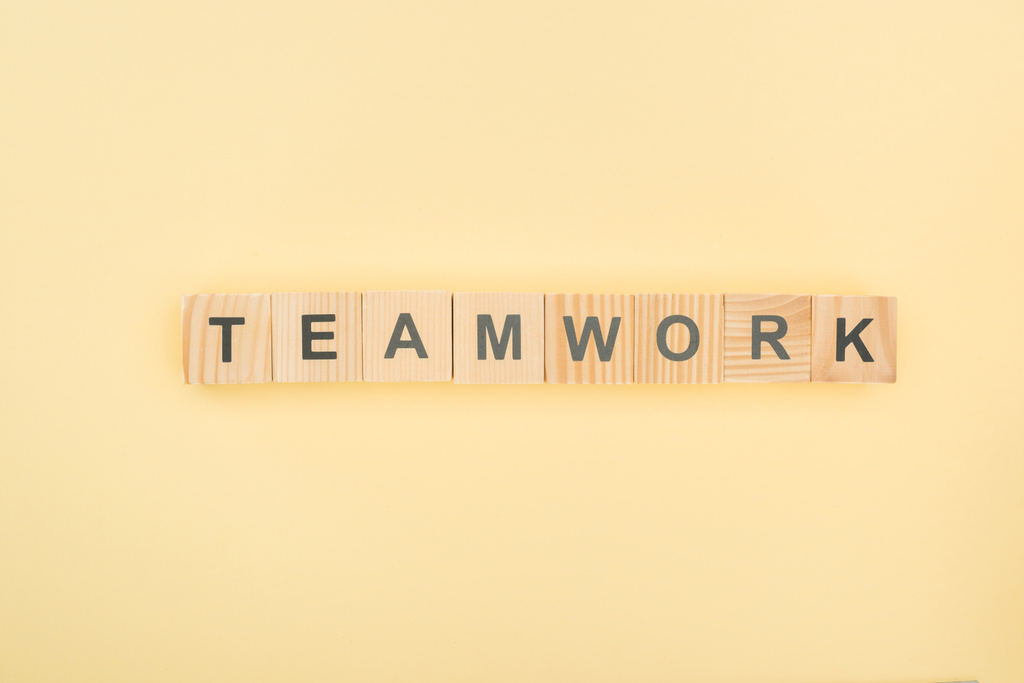 チームの仕事文字の背景が黄色で木製のブロックの配置 - 写真・画像
