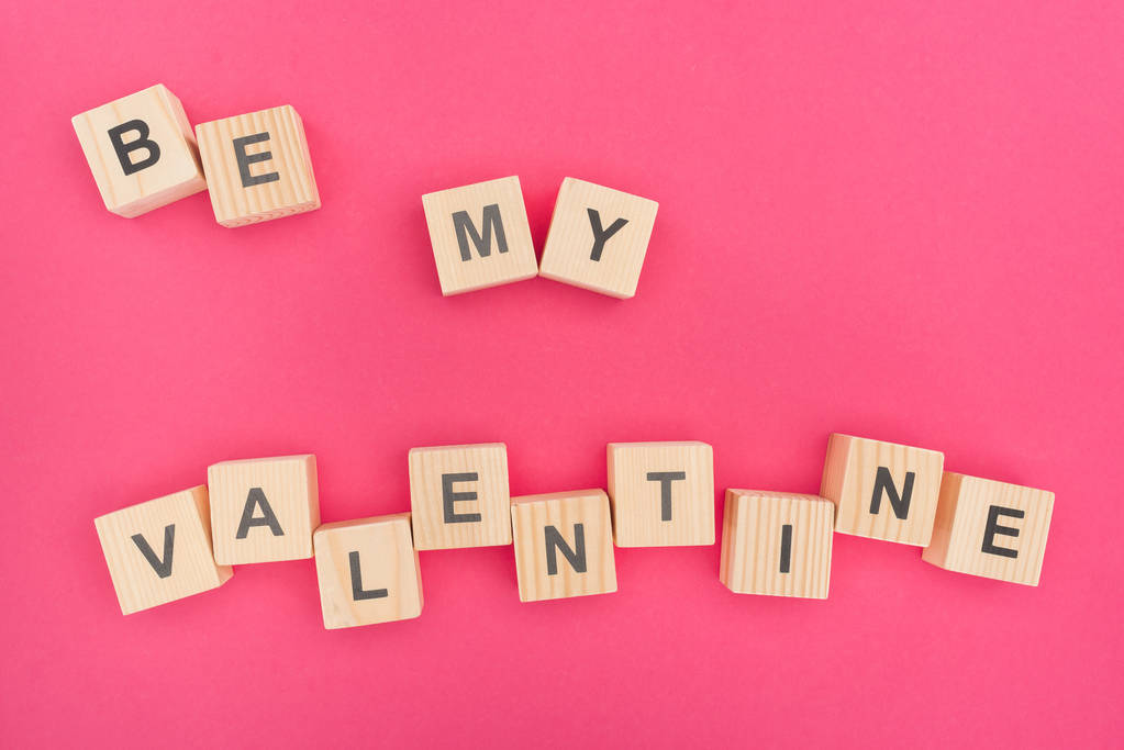 vista superior de ser mi letra de San Valentín hecha de bloques de madera sobre fondo rosa
 - Foto, Imagen