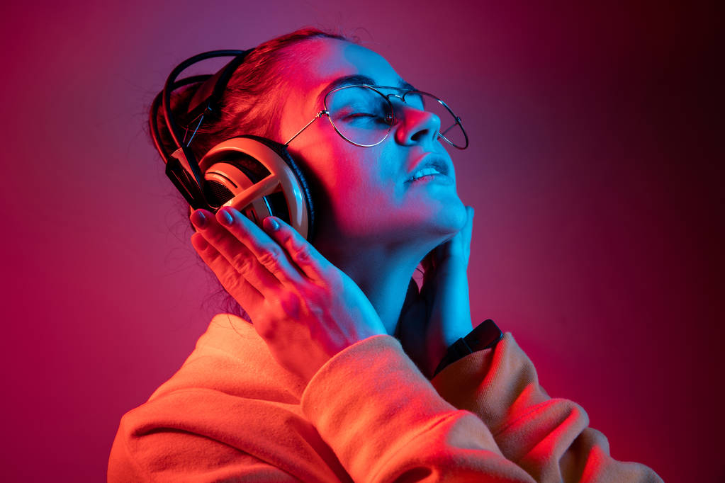 Neon arka plan üzerinde müzik kulaklık ile güzel kadın moda - Fotoğraf, Görsel
