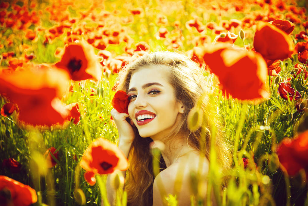 mujer bonita o chica feliz en el campo de semillas de amapola
 - Foto, Imagen