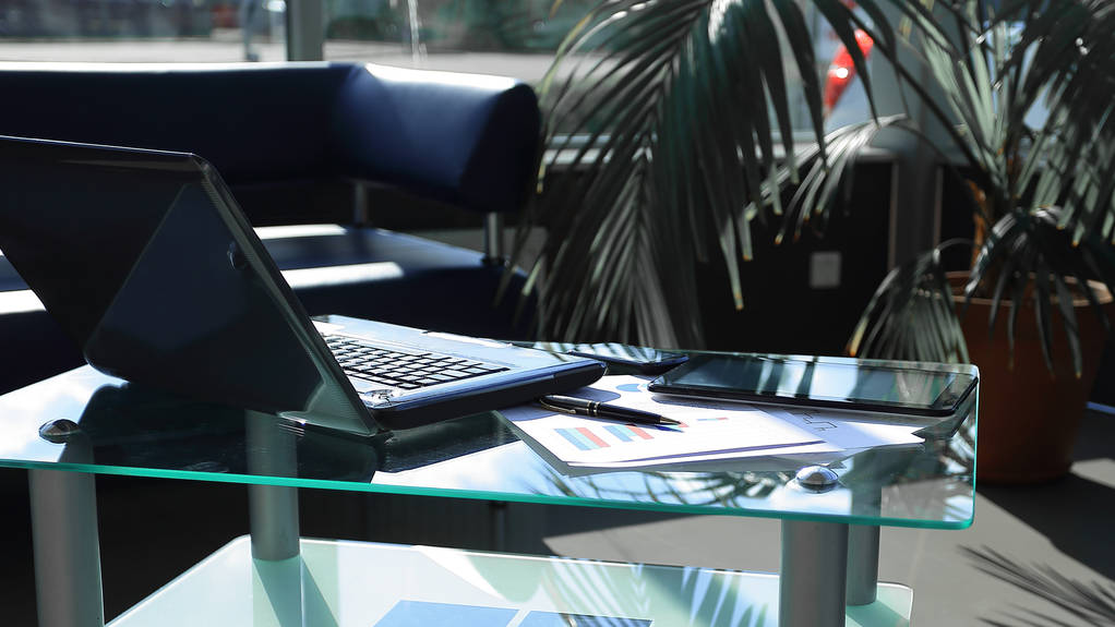 up.laptop ve finansal düzeni ofiste masanın üstüne kapatın - Fotoğraf, Görsel