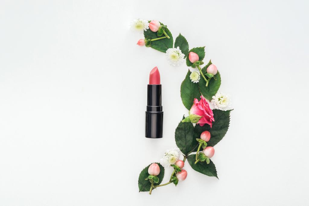 Draufsicht der Komposition mit Blättern, Rosen, Beeren, Hrysanthemen und rosa Lippenstift isoliert auf weiß - Foto, Bild