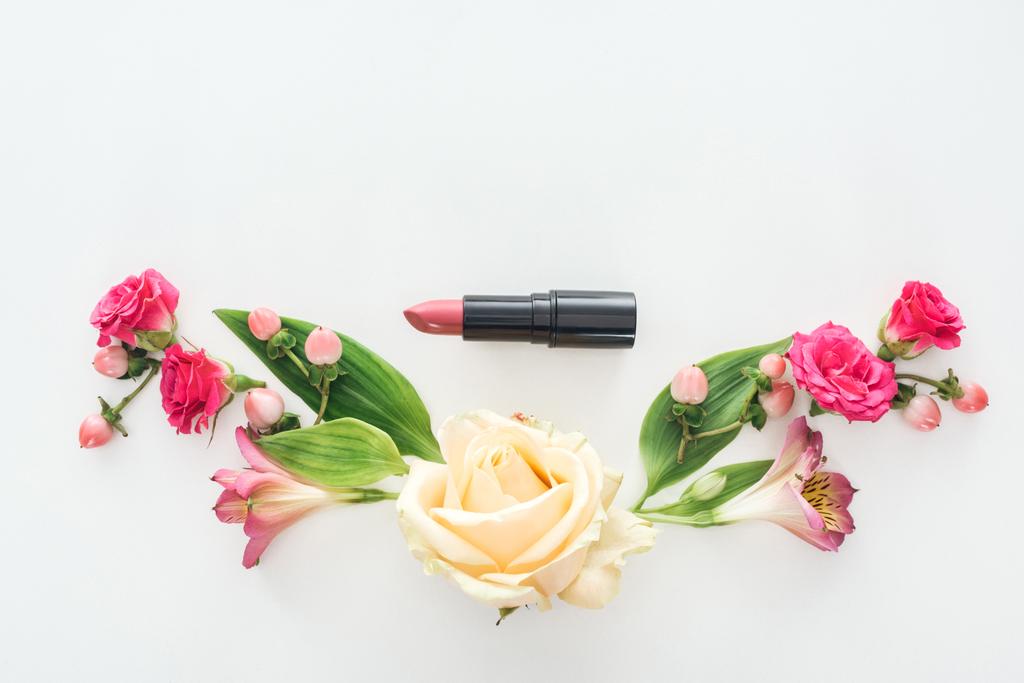 felülnézet kompozíció, virágokkal és rúzs, fehér háttér - Fotó, kép