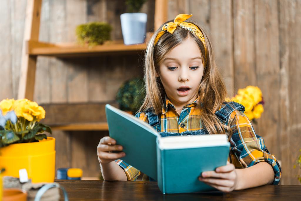szelektív összpontosít döbbenve gyerek olvasó könyv  - Fotó, kép