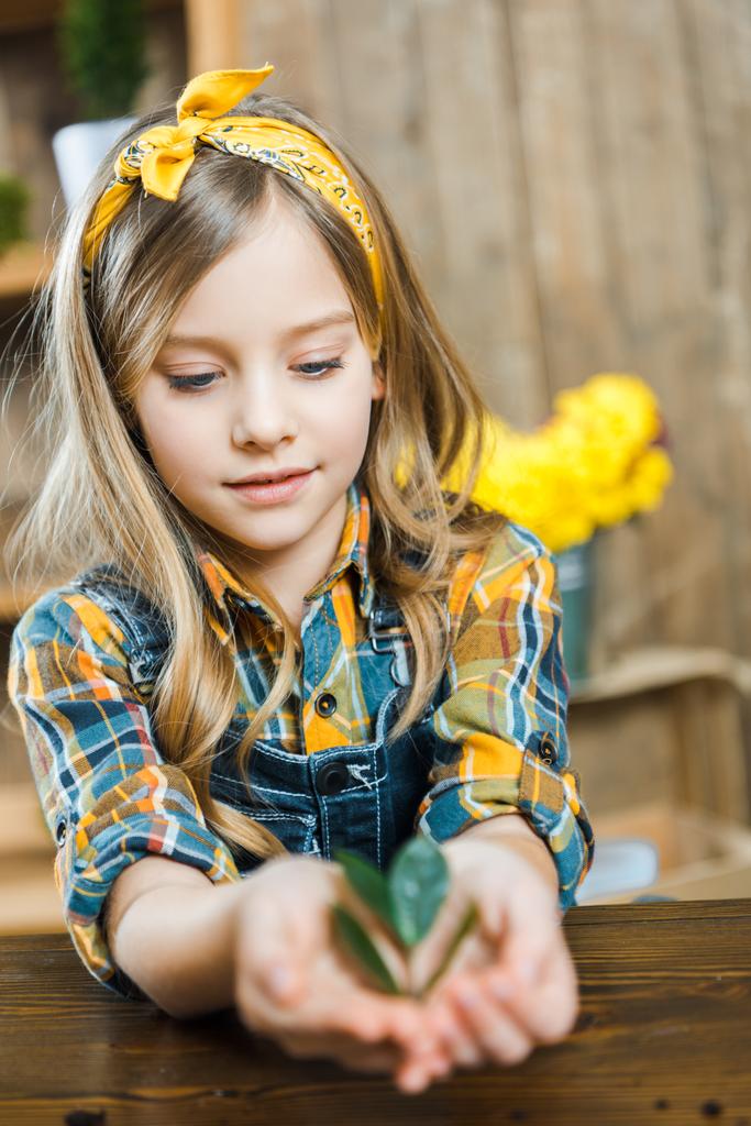 szelektív összpontosít, aranyos gyerek gazdaság zöld levelek, kezében  - Fotó, kép