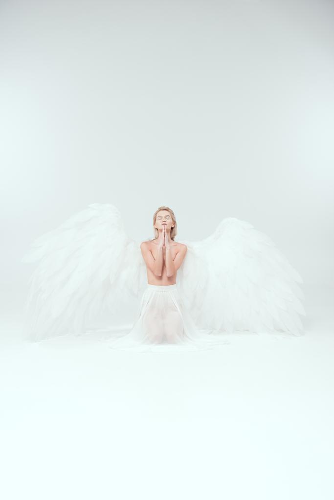 красивая женщина с крыльями ангела молиться изолированы на белом с копирования пространства
 - Фото, изображение