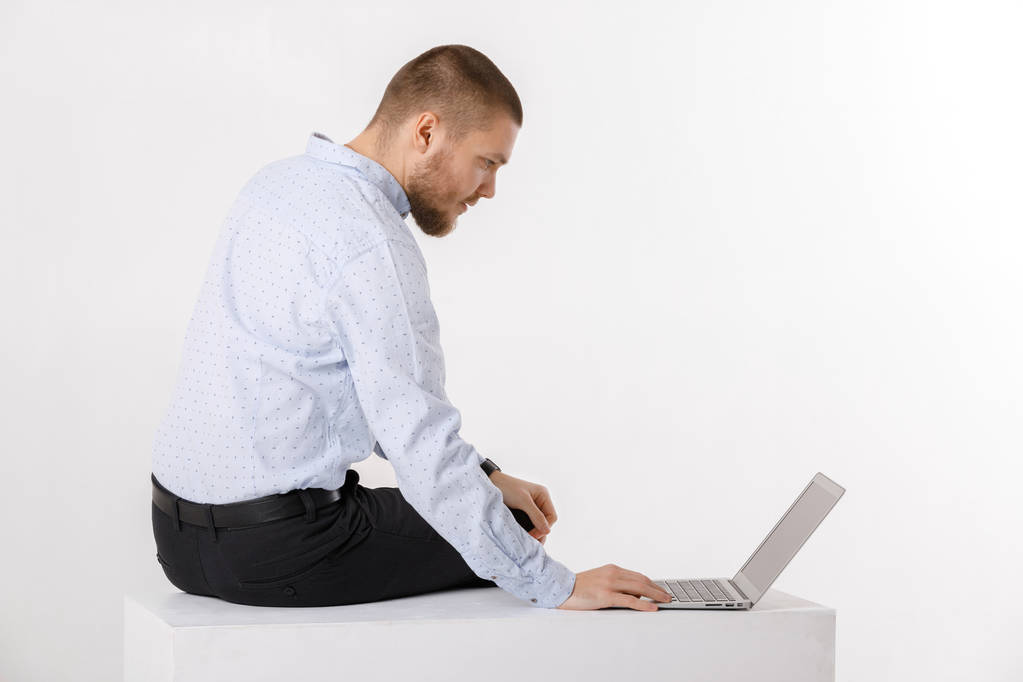jeune bel homme en chemise et cravate en utilisant un ordinateur portable
 - Photo, image