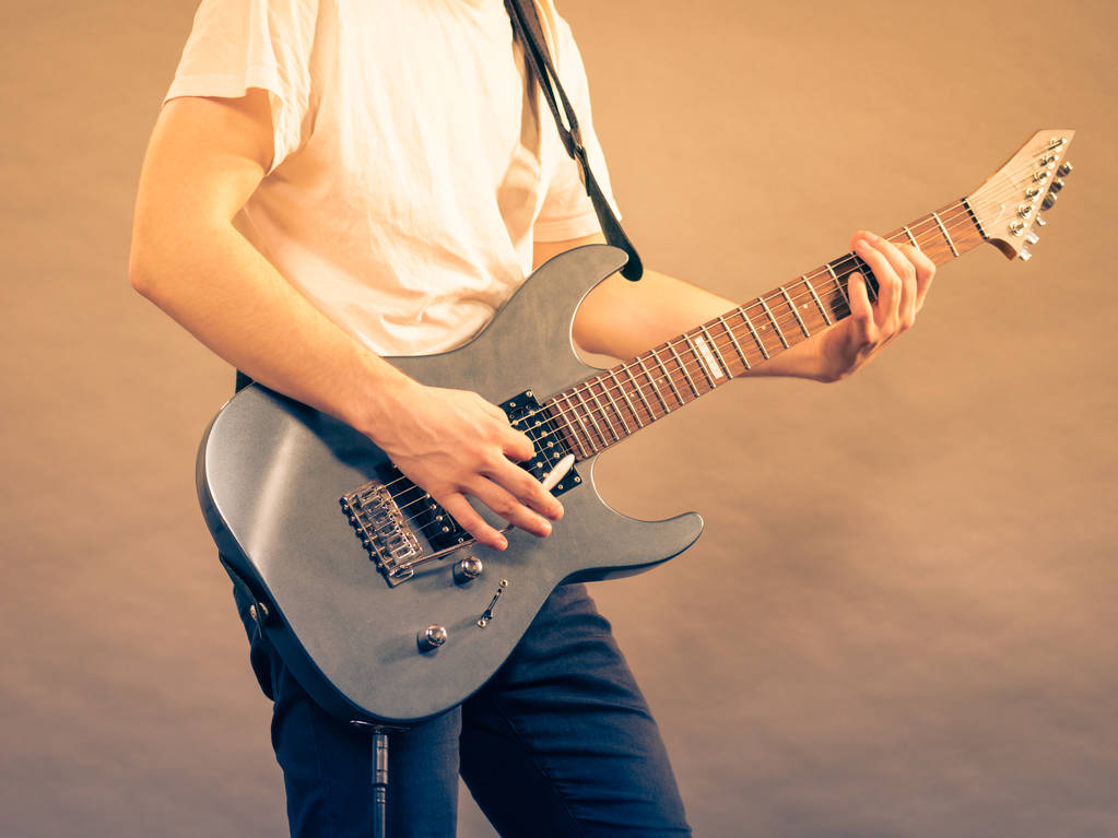 Неузнаваемый подросток, играющий на электрогитаре инди-рок. Концепция музыкальных инструментов
. - Фото, изображение