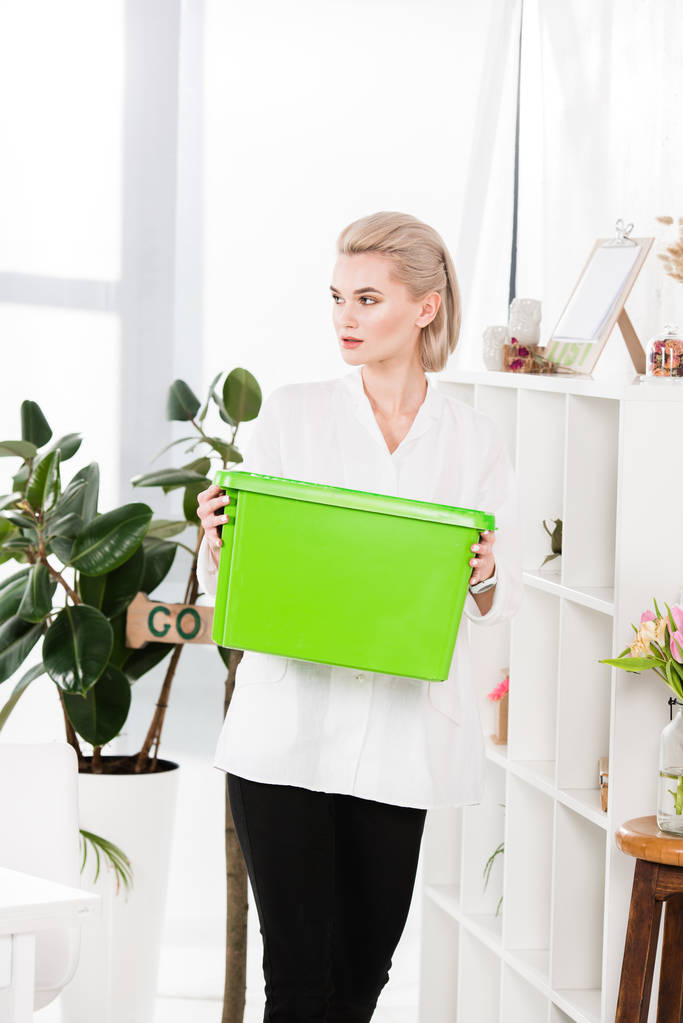 ελκυστική γυναίκα κρατώντας πράσινο κουτί ανακύκλωσης, περιβάλλοντος εξοικονομώντας έννοια  - Φωτογραφία, εικόνα