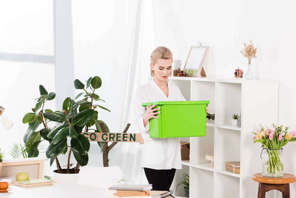 atractiva mujer sosteniendo caja de reciclaje verde cerca ir signo verde, concepto de ahorro ambiental
  - Foto, Imagen