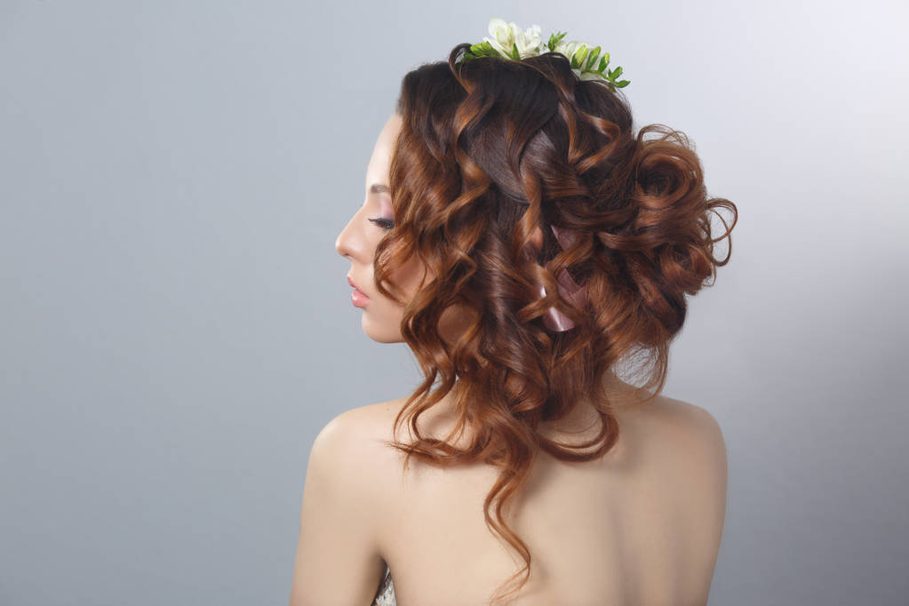 Retrato de bela jovem com flores no penteado
  - Foto, Imagem