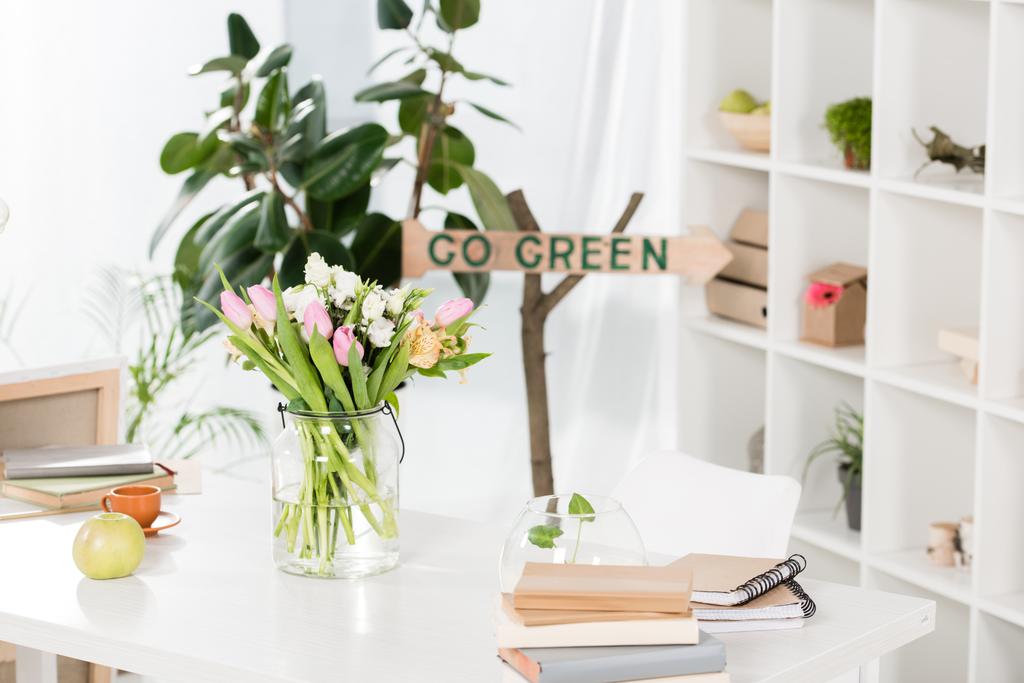 enfoque selectivo de letrero de madera con letras verdes go cerca del espacio de trabajo en la oficina, concepto de ahorro ambiental
  - Foto, Imagen